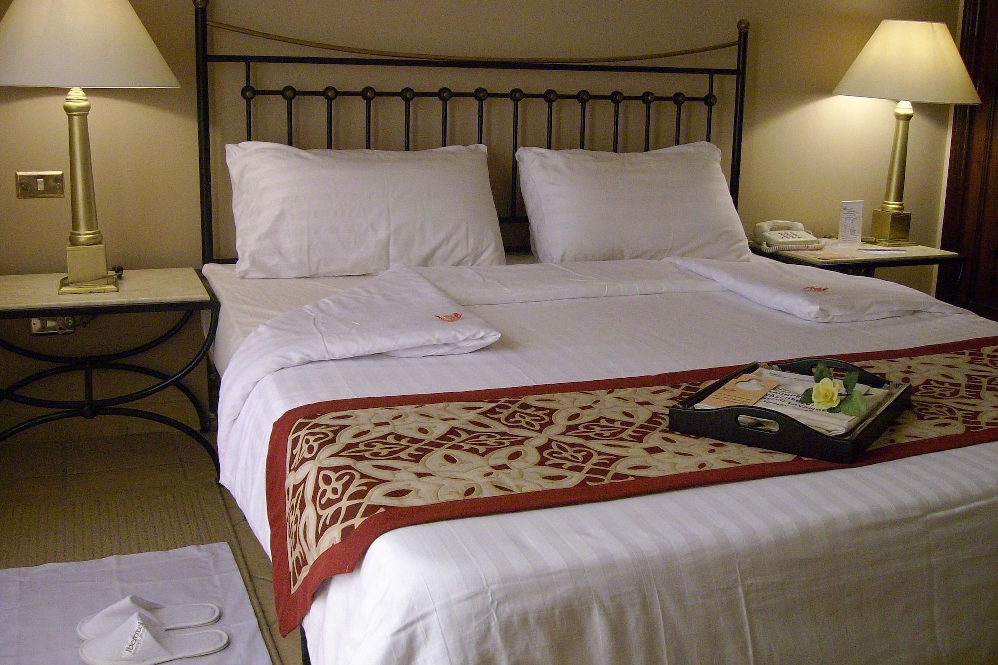 Jaz Makadi Saraya Resort Hurghada Camera foto A bed with a bed runner