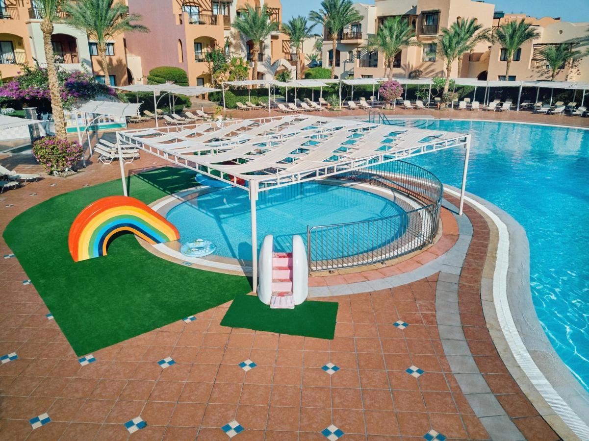 Jaz Makadi Saraya Resort Hurghada Esterno foto A swimming pool at a hotel in Egypt
