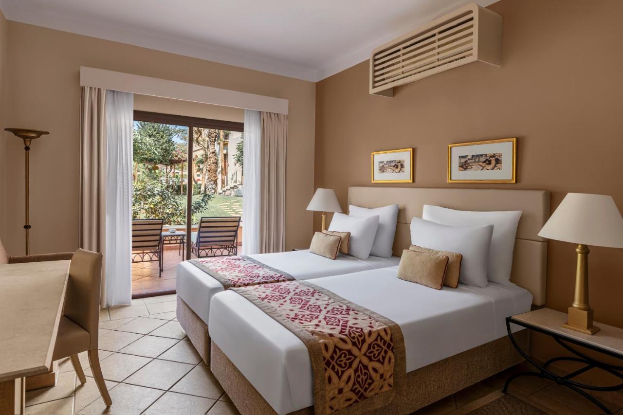 Jaz Makadi Saraya Resort Hurghada Esterno foto A room at the hotel