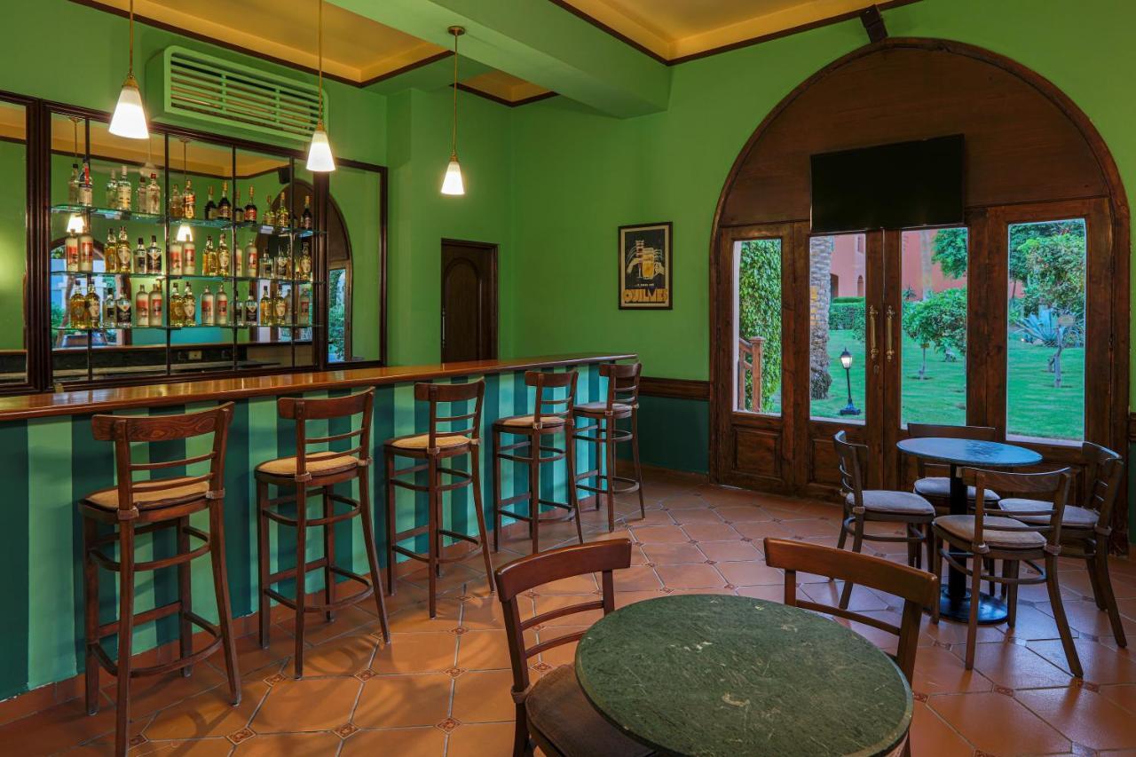 Jaz Makadi Saraya Resort Hurghada Esterno foto The bar at the hotel