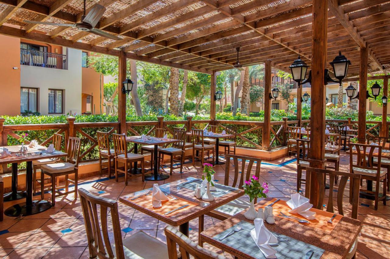 Jaz Makadi Saraya Resort Hurghada Esterno foto Outdoor dining at the hotel