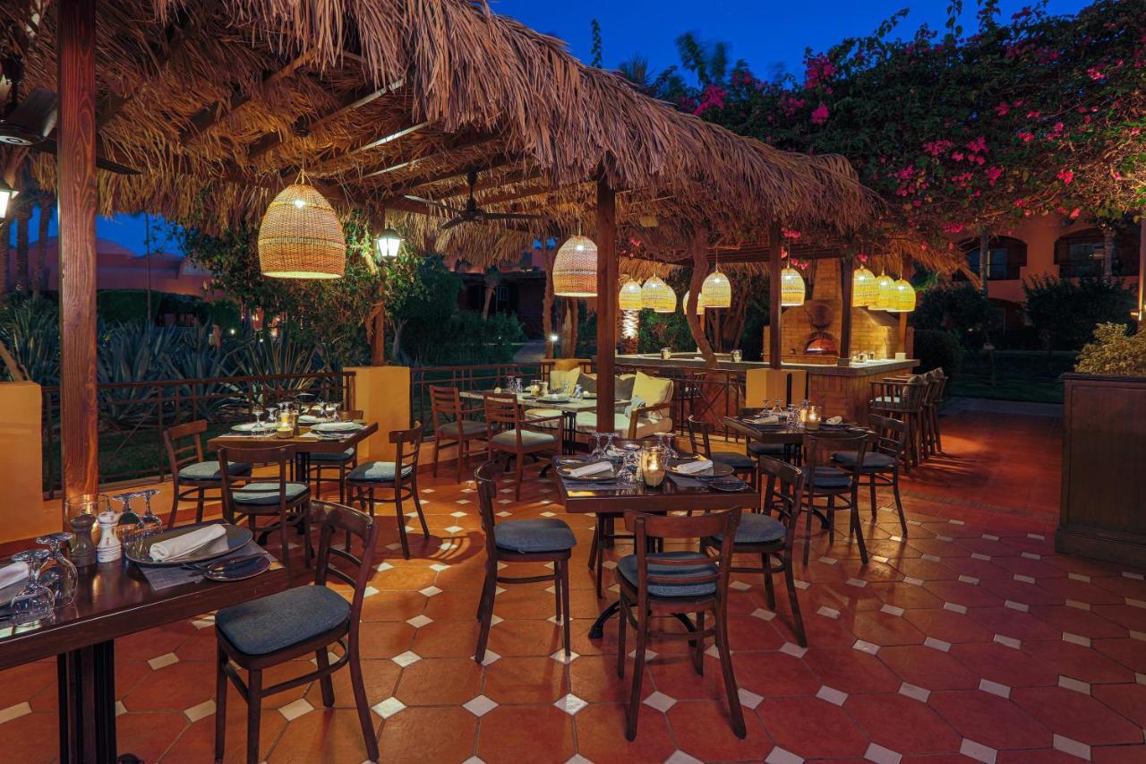 Jaz Makadi Saraya Resort Hurghada Esterno foto Restaurant at the resort