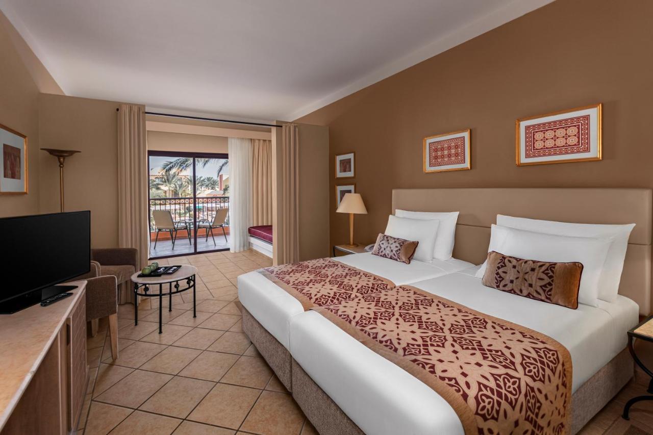Jaz Makadi Saraya Resort Hurghada Esterno foto A room at the hotel