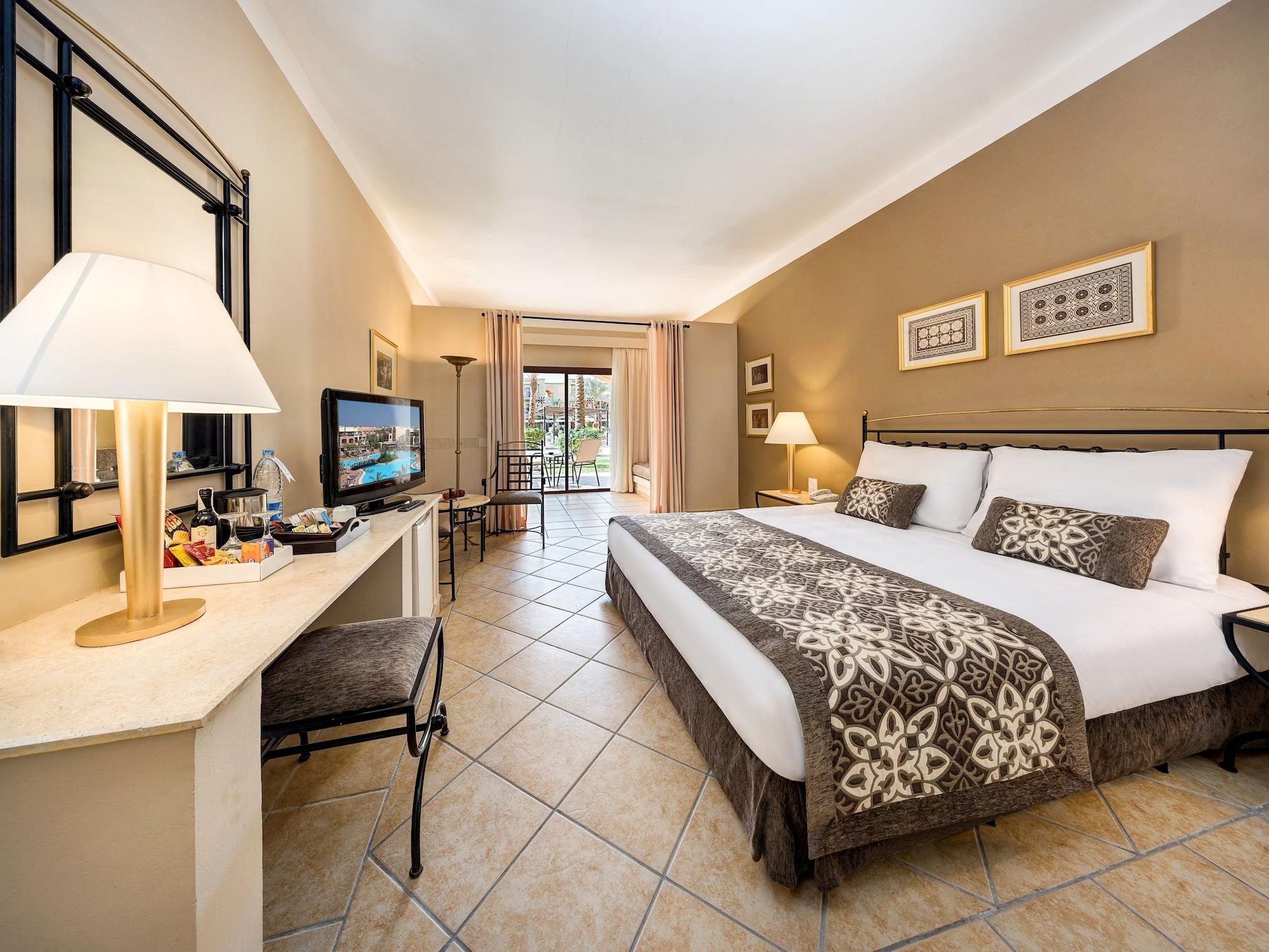 Jaz Makadi Saraya Resort Hurghada Esterno foto A room at the hotel