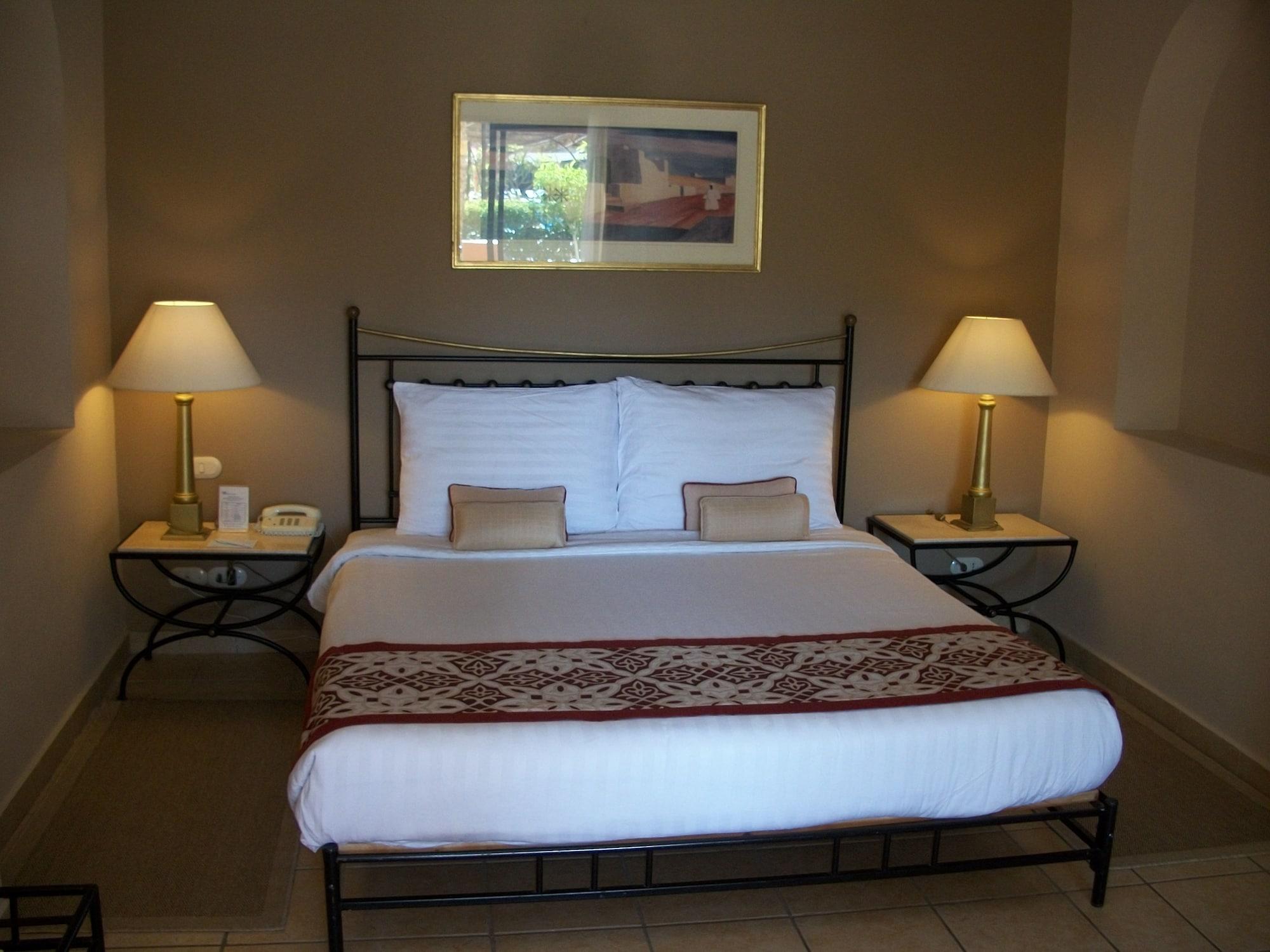 Jaz Makadi Saraya Resort Hurghada Esterno foto A bedroom at the Inn at the Opera